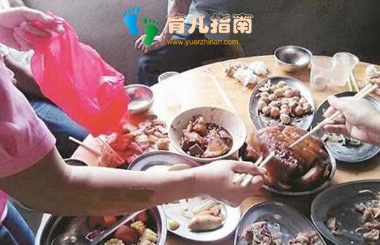 妈妈带5岁女儿吃宴席，一开场就打包，妈妈：给份子钱了