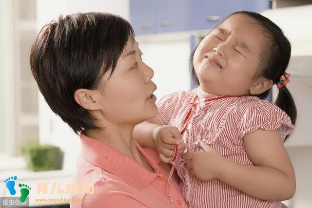 宝宝发脾气哭闹，为何越安慰越失控？研究表明：抱起来安慰惹得祸
