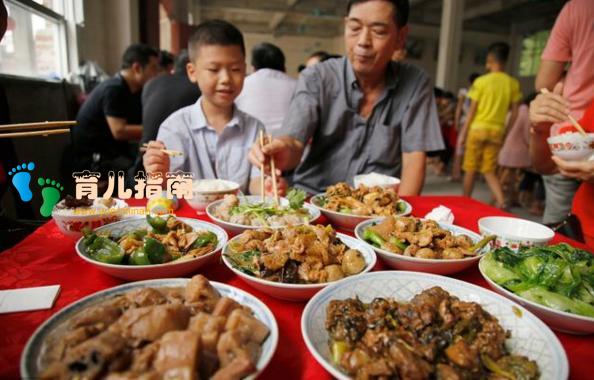 妈妈带5岁女儿吃宴席，一开场就打包，妈妈：给份子钱了