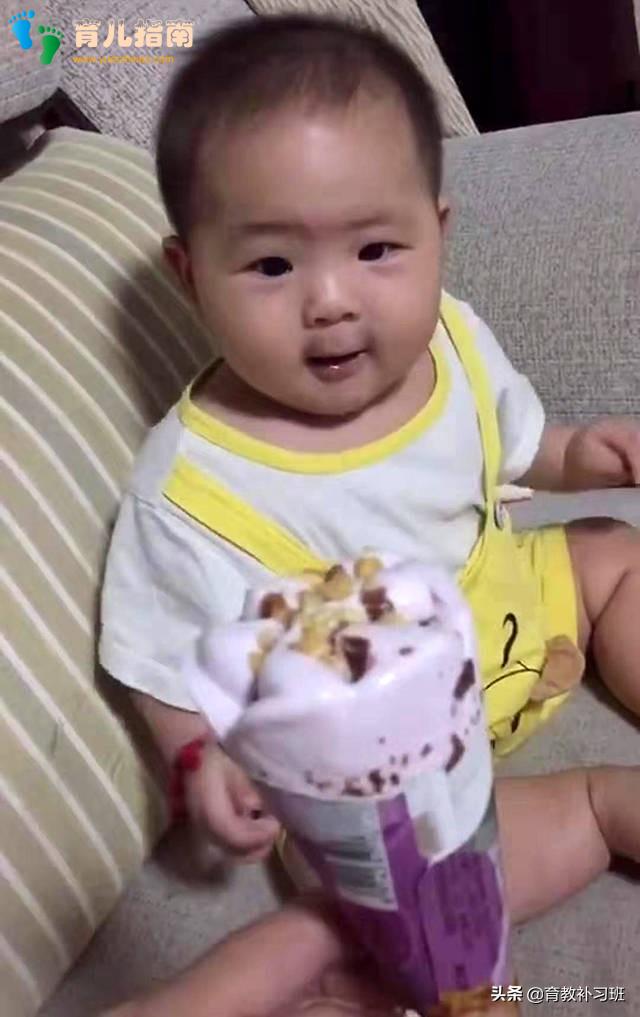 妈妈吃冰激凌,却给了宝宝一个假的,宝宝怒了:我只是小,又不傻