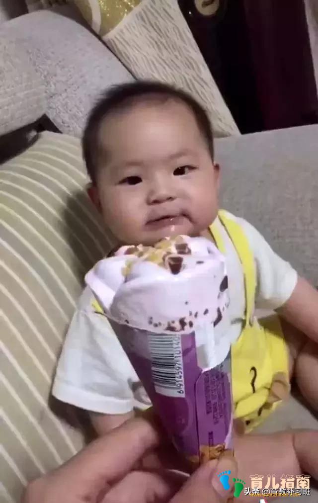 妈妈吃冰激凌,却给了宝宝一个假的,宝宝怒了:我只是小,又不傻