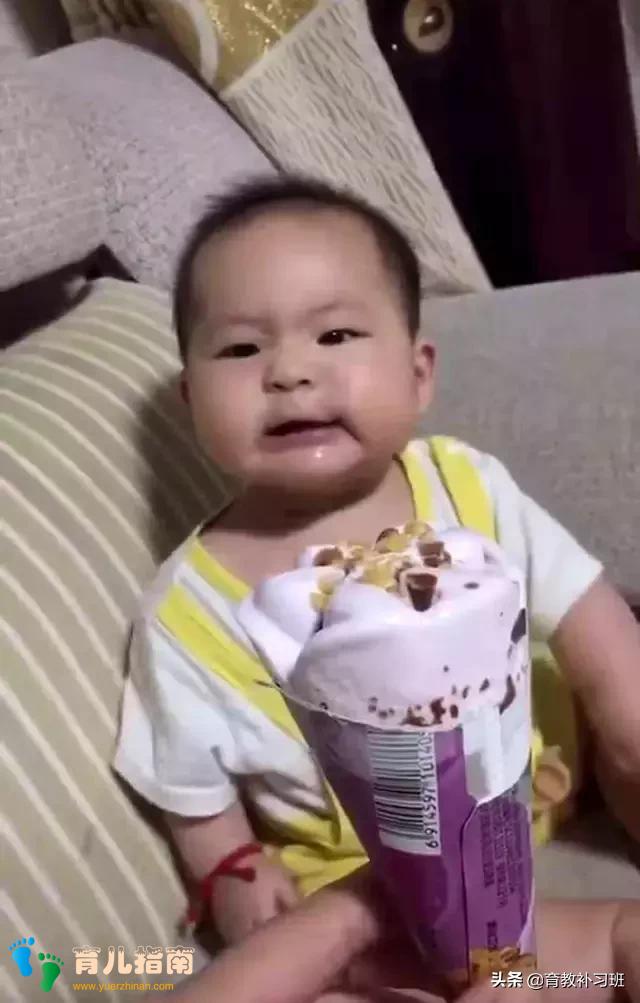 妈妈吃冰激凌,却给了宝宝一个假的,宝宝怒了:我只是小,又不傻