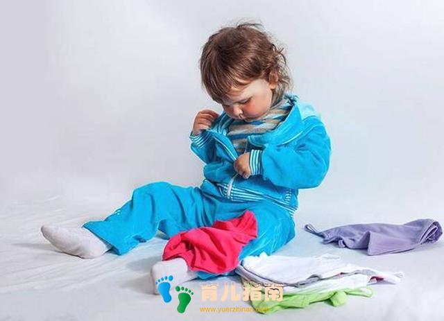 新手老爸改造了件儿童服，亲自上身逛超市，顺带粘走两只大熊猫
