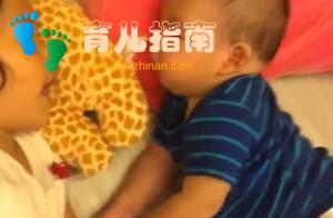 姐姐唱歌给弟弟听，弟弟认真的表情要萌翻了，好有爱的姐弟