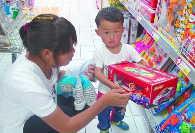 别跟他玩了”，看见孩子受欺负”赶紧保护，这种做法对吗？