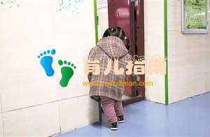 小女孩“罚站”让人心疼，看到教室里的画面，网友：泪目了