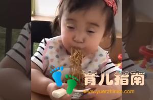 人类两大欲望的终极对决，美食VS困意，孩子的困意还是战胜了食欲