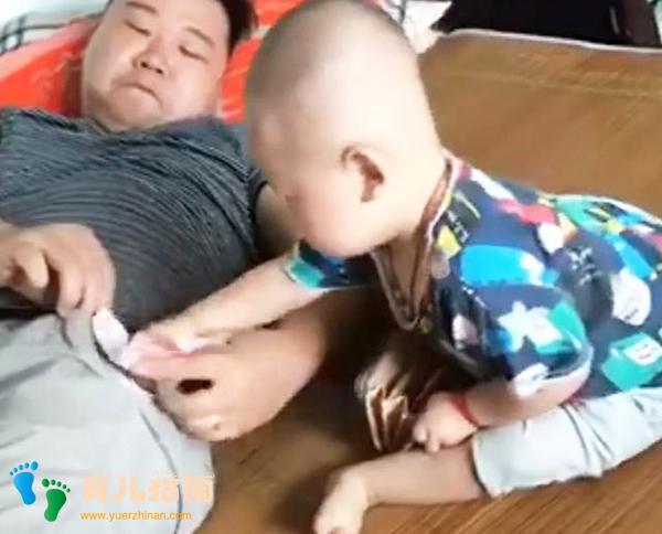 宝宝拿了妈妈钱包就跑，看到父子俩的配合，妈妈决定再买块搓衣板