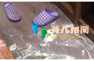 “闯祸精宝宝”实力作妖火了，干完坏事后蒙着脸：是爸爸弄得