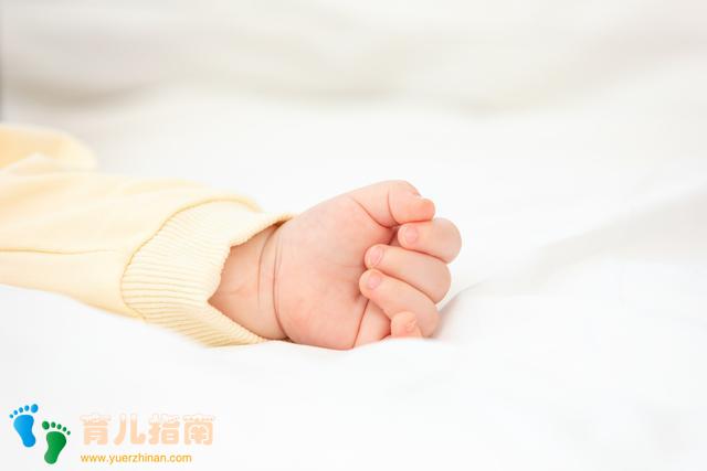 7个月宝宝紧握双拳，奶奶一直说正常，去体检医生说：发现迟了