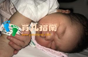 新手奶爸冲奶粉的做法，让孩子割掉一截小肠，冲奶粉也是有学问的