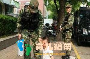 3岁小孩抓着武警叔叔求抱抱，被拒绝后大哭，网友：那是他爸爸