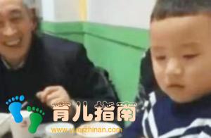 男孩吃火锅捣乱，热汤烫到别人却不以为意，妈妈随后做法让人点赞