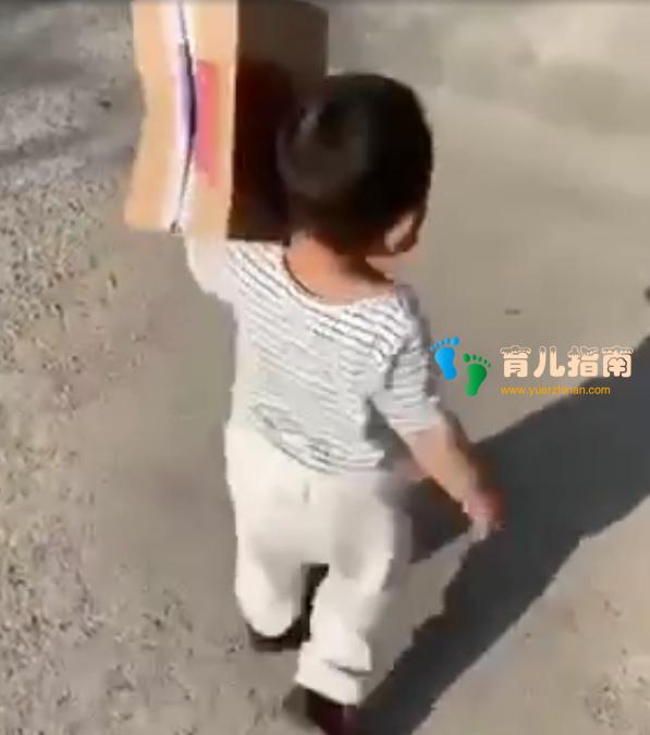 宝宝跟爸爸一起去拿快递，回来就成了这样子，网友：养儿防老