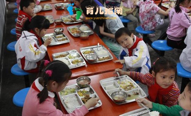 “我家宝宝不吃米饭，请幼儿园配合一下”，宝妈的话让人反感