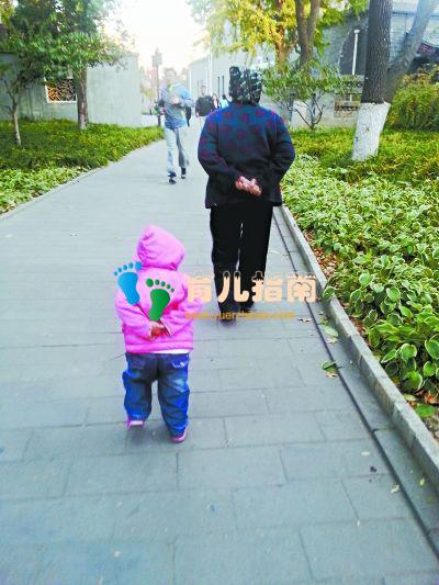 孩子到奶奶家住了几天，回来后气场都变了，让爸爸哭笑不得