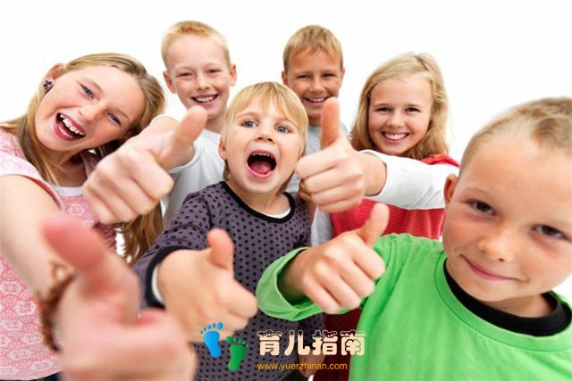 3岁娃娃总自己玩，妈妈怀疑孩子被孤立，老师却说是孩子不合群？
