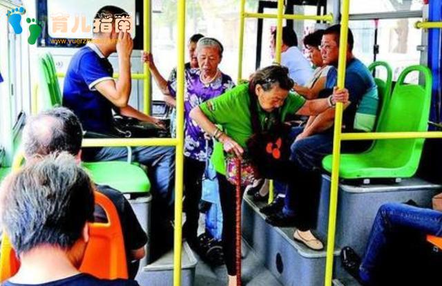 七岁娃娃让座被嫌慢,书包还被直接扔地上,宝爸:咱不让了 七岁娃娃让座被嫌慢,书包还被直接扔地上,宝爸:咱不让了