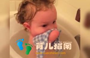 有缺陷的宝宝在妈妈指导下洗澡走红，网友鼓励：值得人间所有美好