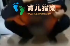 男子用脏话指责孩子玩手机，只见孩子手捂头蹲地上，不断喊救命