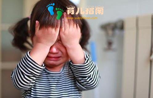 10岁女童不乖！遭父亲高高绑在晾衣杆上，“恐吓式教育”有效吗？