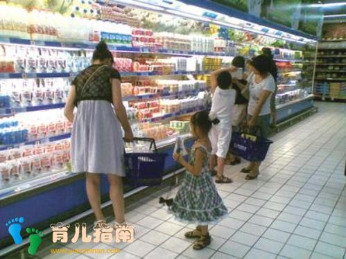 孩子偷吃90块一斤车厘子，店员讽刺买不起，宝妈反驳让店员闭嘴
