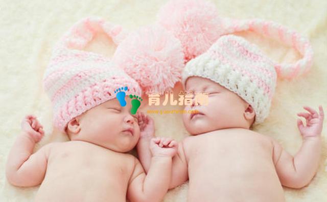 孩子睡觉爱“举手”，该不该纠正？医生：不少家长都做错了