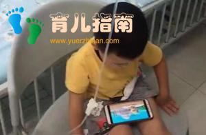 爸妈睡病床，儿子坐在床边打点滴，孩子无奈：这一届家长太难带了