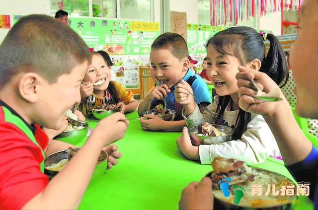 孩子在家吃半碗，去了幼儿园吃两碗，妈妈看了照片后瞬间懂了