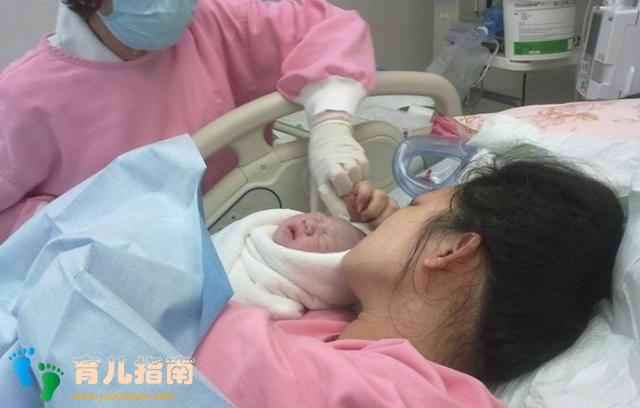 婴儿室珍贵录像：宝宝出生后的2个小时在做什么？准妈妈们看一下