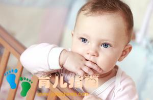 孩子吃手指别不当回事，放任不管或盲目干预，只会让问题变严重