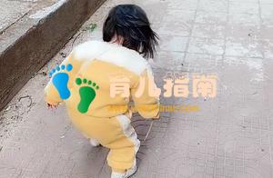 萌娃模仿太爷爷“拄拐杖”走路火了，我曾经是你，你终会是我