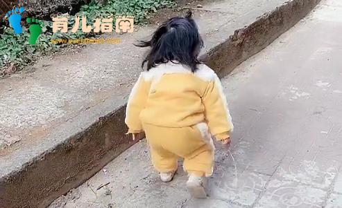 萌娃模仿太爷爷