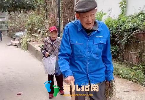 萌娃模仿太爷爷