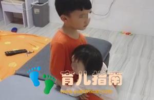 哥哥被批评后心情低落，妹妹马上拥抱安慰，妈妈看到这一幕很感动