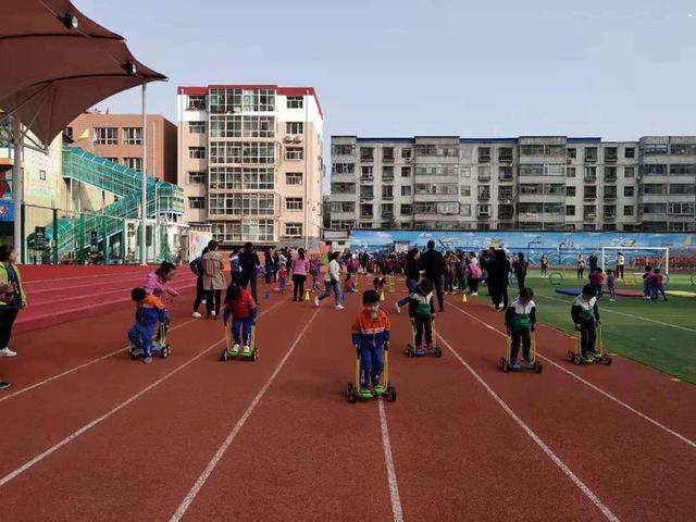 大手牵小手 大手牵小手