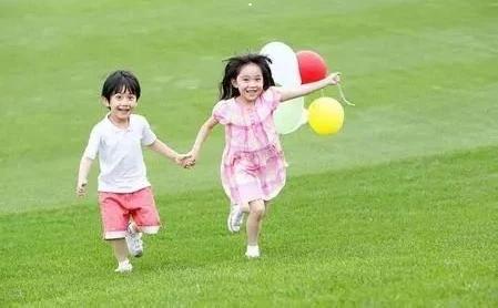 孩子太过懂事、会察言观色，父母也要引起关注，可能是缺乏安全感