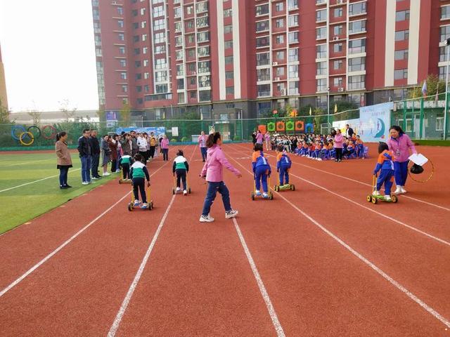 大手牵小手 大手牵小手