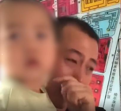 太可爱了！儿子打疫苗，爸爸情绪失控哭成泪人，妈妈哭笑不得