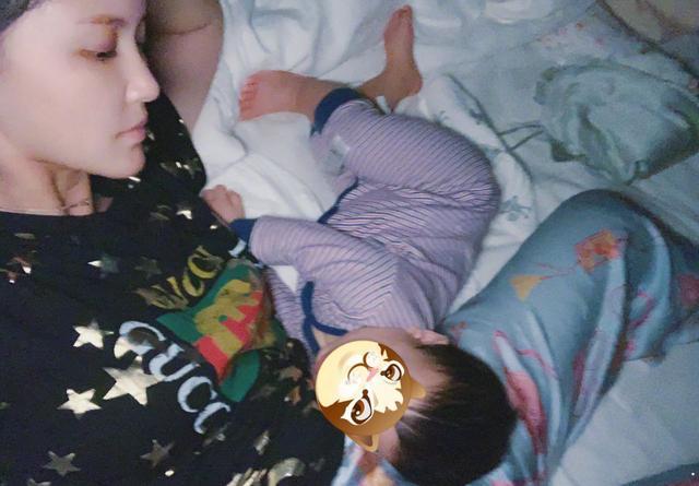 7个月仍母乳起夜3次！保姆休息，张歆艺独自一个人在家带娃