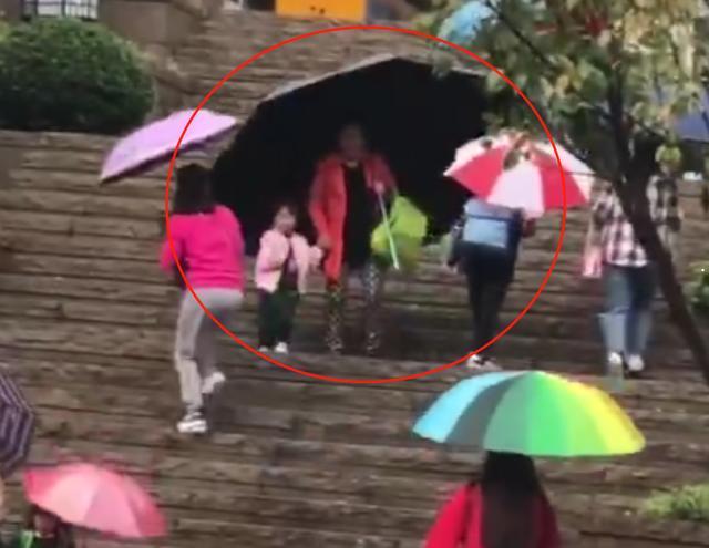 奶奶雨天接小孙女放学,看到伞的那一刻,网友笑称:伞中贵族 奶奶雨天接小孙女放学,看到伞的那一刻,网友笑称:伞中贵族