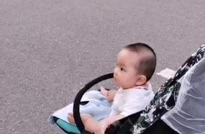 谢杏芳带孩子晒太阳之前，把宝宝要注意的都考虑了，对不对？