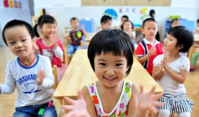 孩子刚送幼儿园不久，在街上被捡到，爸爸去讨说法：孩子在睡觉？