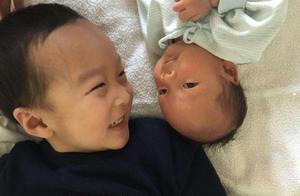老二出生以后老大出现行为倒退，父母不要着急，只要这样做就可以