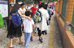 小学生家长该不该替孩子背书包？这个问题让家长们左右为难