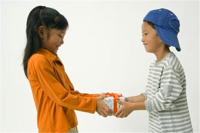 好的朋友对孩子有多重要？了解“同伴效应”，父母帮孩子交友把关