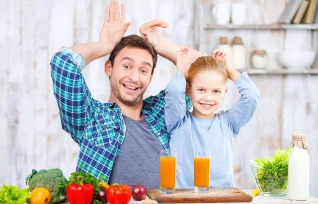 俩小孩起冲突，爸爸掌掴怀孕店员：有远见的父母，都这样教孩子