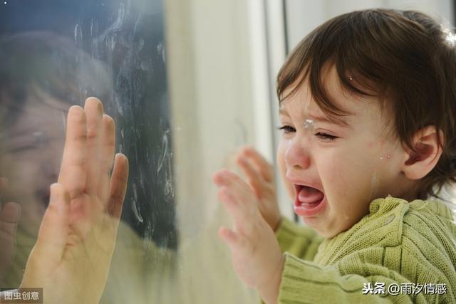 2岁女孩输比赛，妈妈全程打骂十几分钟，网友：不配为人母