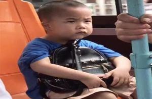 5岁男孩独自坐公交，乘客询问他妈妈在哪？男孩的回答令人心酸