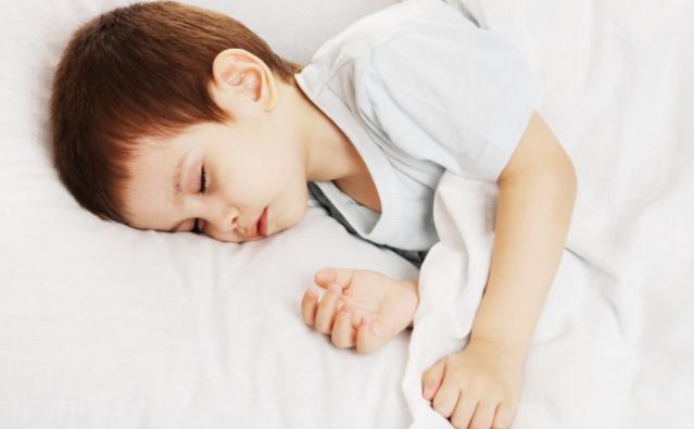 宝宝睡眠时间短，可能父母做错了这几件事，为了宝宝的发育快改掉